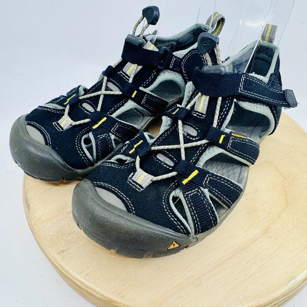 Keen Newport H2 Kids Size 4 Black Waterproof Sandals Shoes Closed Toe Outdoor